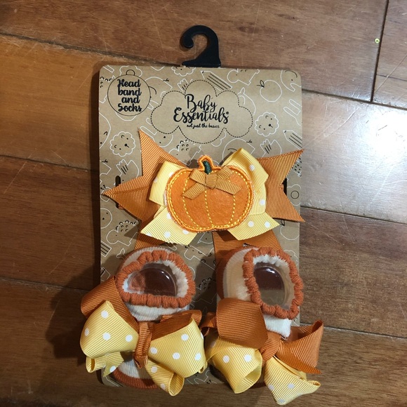 Baby Essentials Baby Pumpkin Headband and Socks - Picture 1 of 2